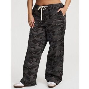 Torrid - Weekend Mid-Rise Gray Grey Camo Wide Leg Pant - 1X Short